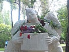 Паркова скульптура "Солдат з гармонню"