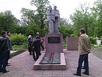 Урочиста церемонія покладання квітів до братської могили радянських воїнів (цвинтар на Нікопольському шосе)