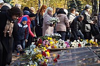 Урочисте покладення квітів у Довгинцівському районі