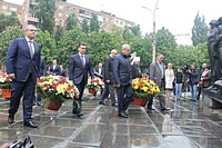 Урочисте покладання квітів біля Меморіального комплексу