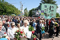Урочиста хода до меморіалу у районний парк