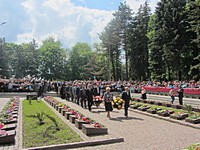 Реквієм " Нам легко, бо ми уже пам’яттю стали, мов клени. Дивіться ж , нащадки, в долоні синівської долі вручаємо світ ми і наші високі знамена!", покладання квітів