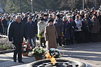 Урочиста церемонія покладання квітів до братської могили загиблих воїнів з нагоди 72-ї річниці визволення України від фашистських загарбників у Металургійному районі