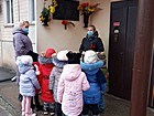 Покладання квітів до меморіальних дошок