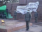 Покладання квітів біля братської могили
