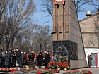 Урочисте покладання квітів біля братської могили радянських воїнів.