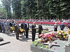 Реквієм " Нам легко, бо ми уже пам’яттю стали, мов клени. Дивіться ж , нащадки, в долоні синівської долі вручаємо світ ми і наші високі знамена!", покладання квітів