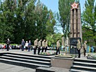 Святкова хода по пр-т Металургів та по вул. Постишева. Урочистий мітинг у сквер імені 60-річчя Перемоги.