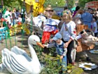 "Весело і гостинно святкує наша країна день народження!"
