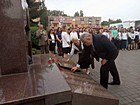 Покладення квітів