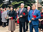 Покладання квітів біля братської могили